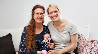 Jutta Joisten (l.) hat Anja Riemer während der kompletten Schwangerschaft und bei der Geburt von Töchterchen Hannah (nun sechs Wochen alt) begleitet. (FOTO: LInda Hammer)
